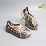  Giày sục Adi.das Yezzy Foam RNNR “Ocher” 