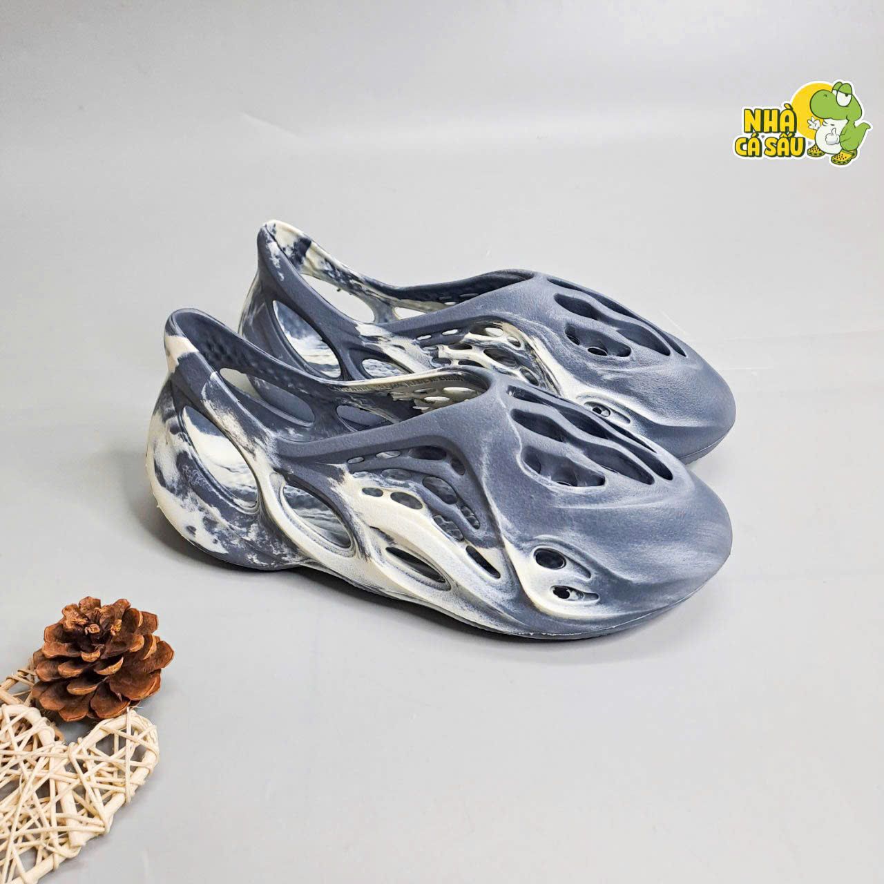  Giày sục Adi.das Yezzy Foam RNNR “Ocher” 