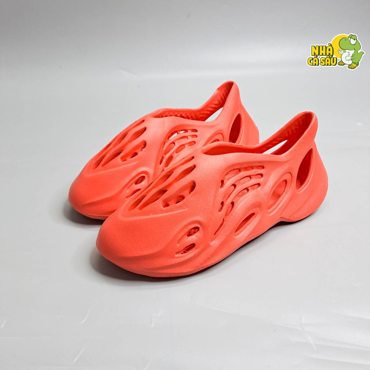  Giày sục Adi.das Yezzy Foam RNNR “Ocher” 