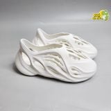  Giày sục Adi.das Yezzy Foam RNNR “Ocher” 