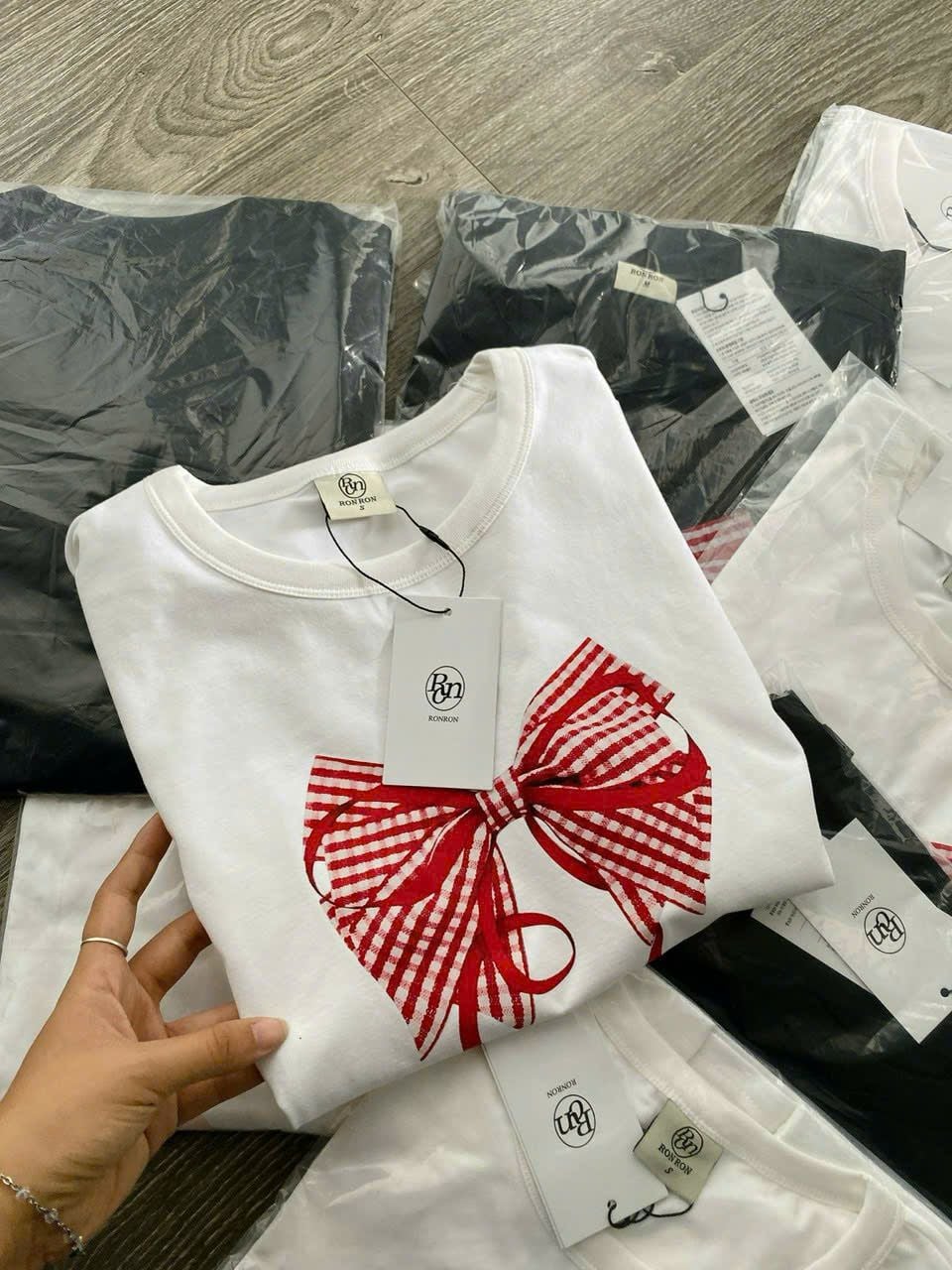  Áo thun nữ Ronro hình nơ 