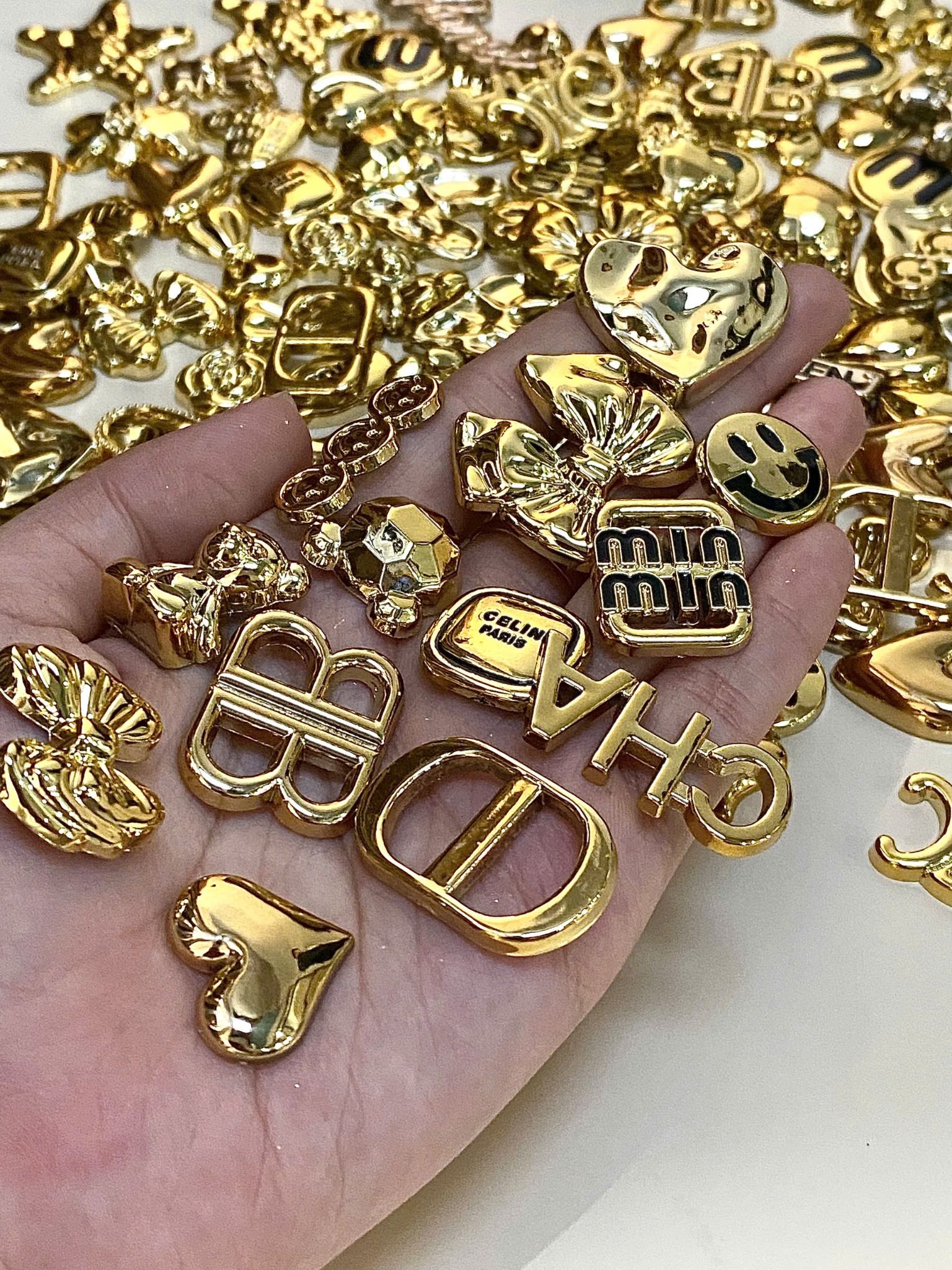  Jibbitz charms giả kim gắn dép sục cross 