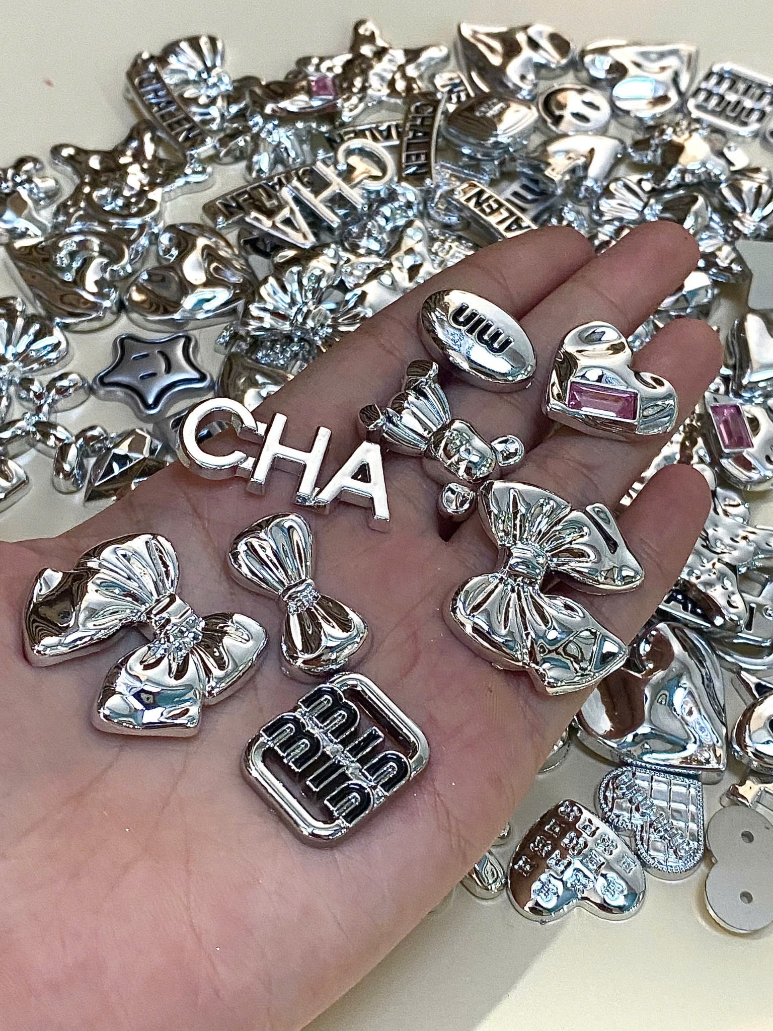  Jibbitz charms giả kim gắn dép sục cross 
