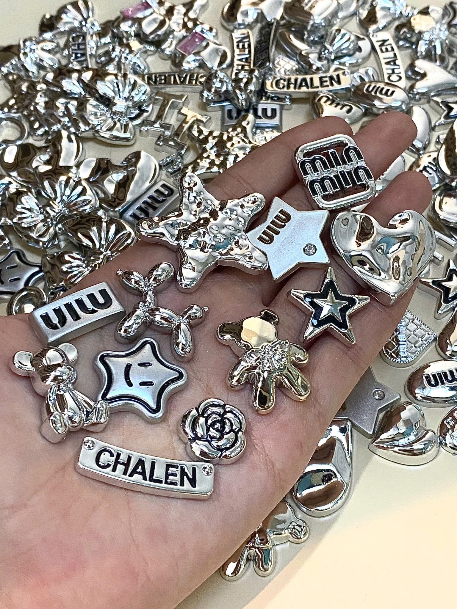  Jibbitz charms giả kim gắn dép sục cross 