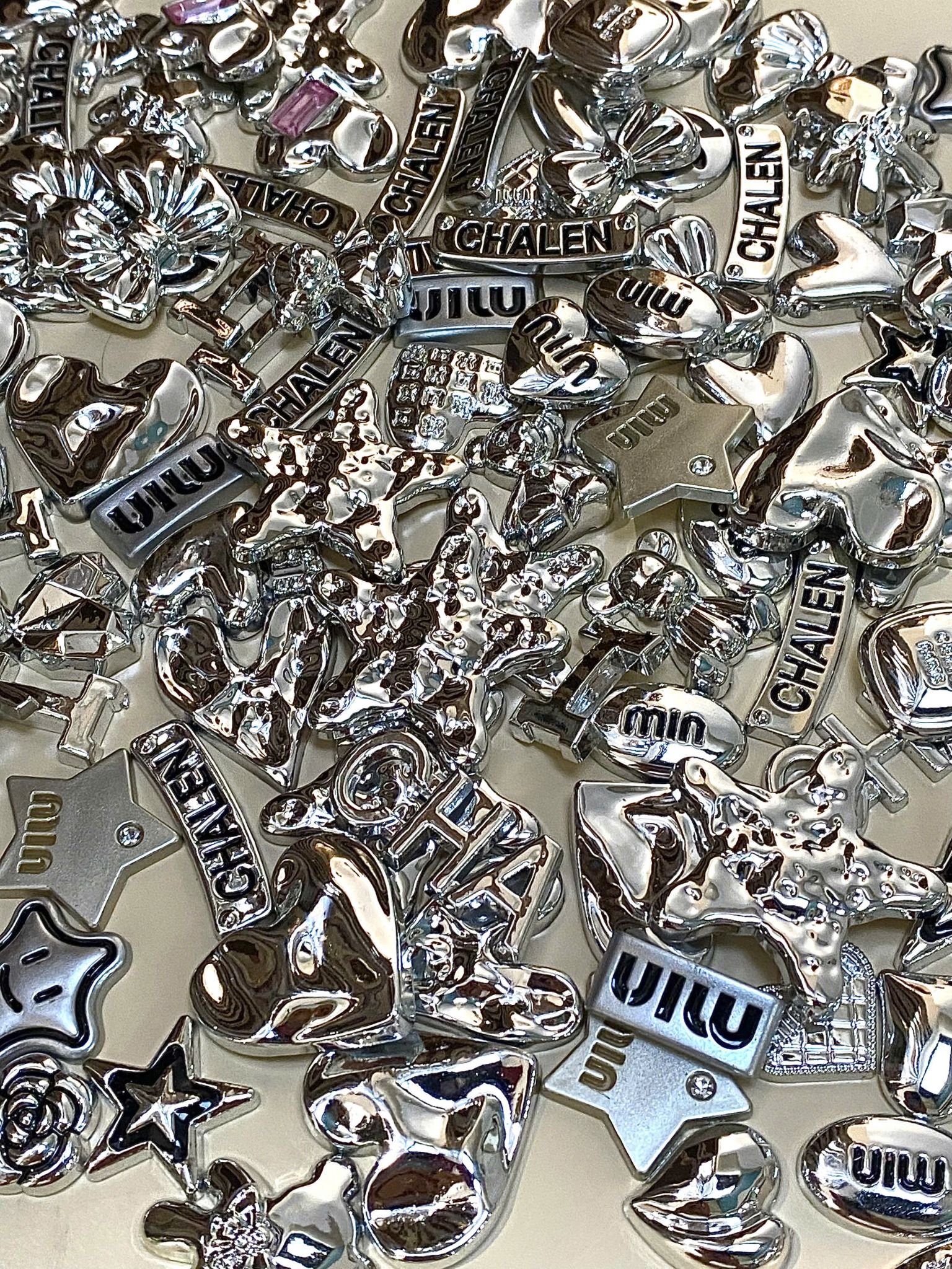  Jibbitz charms giả kim gắn dép sục cross 