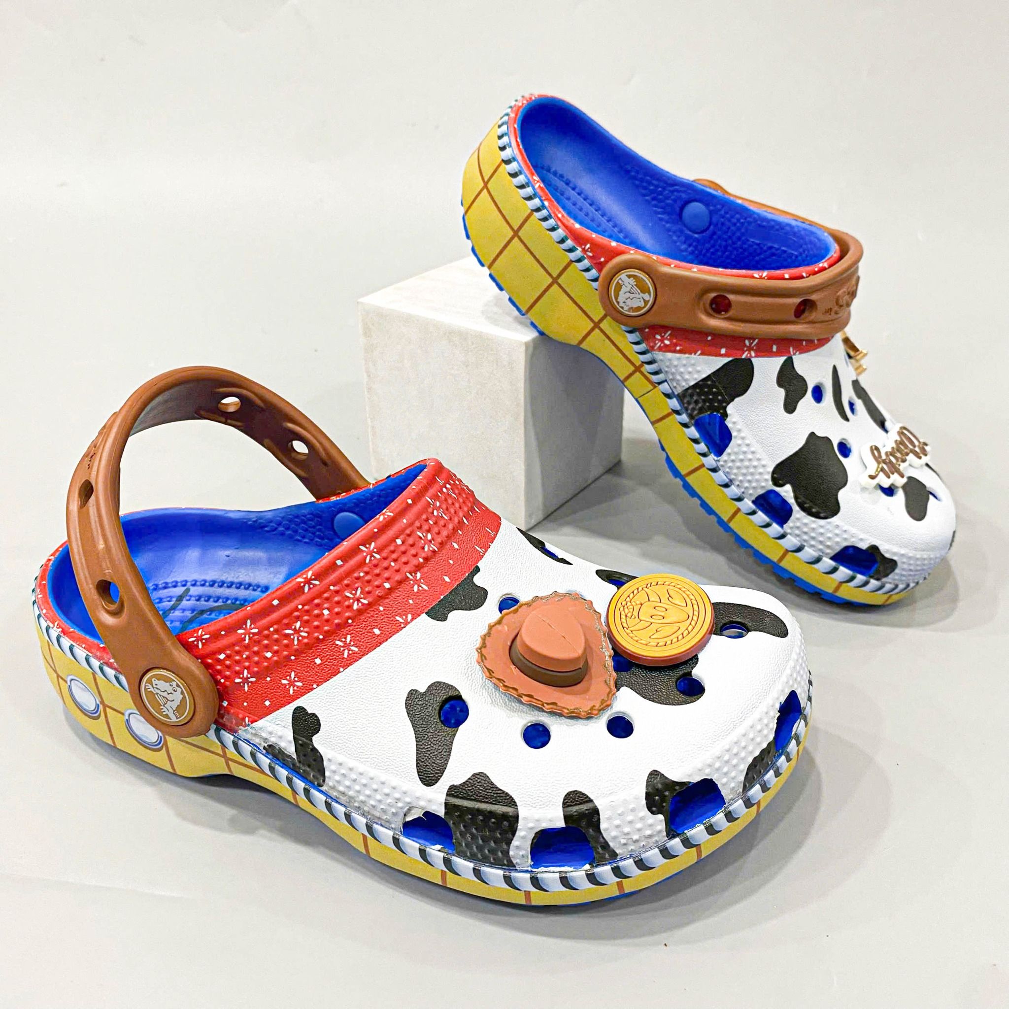  Dép sục cross classic toy story woody trẻ em 