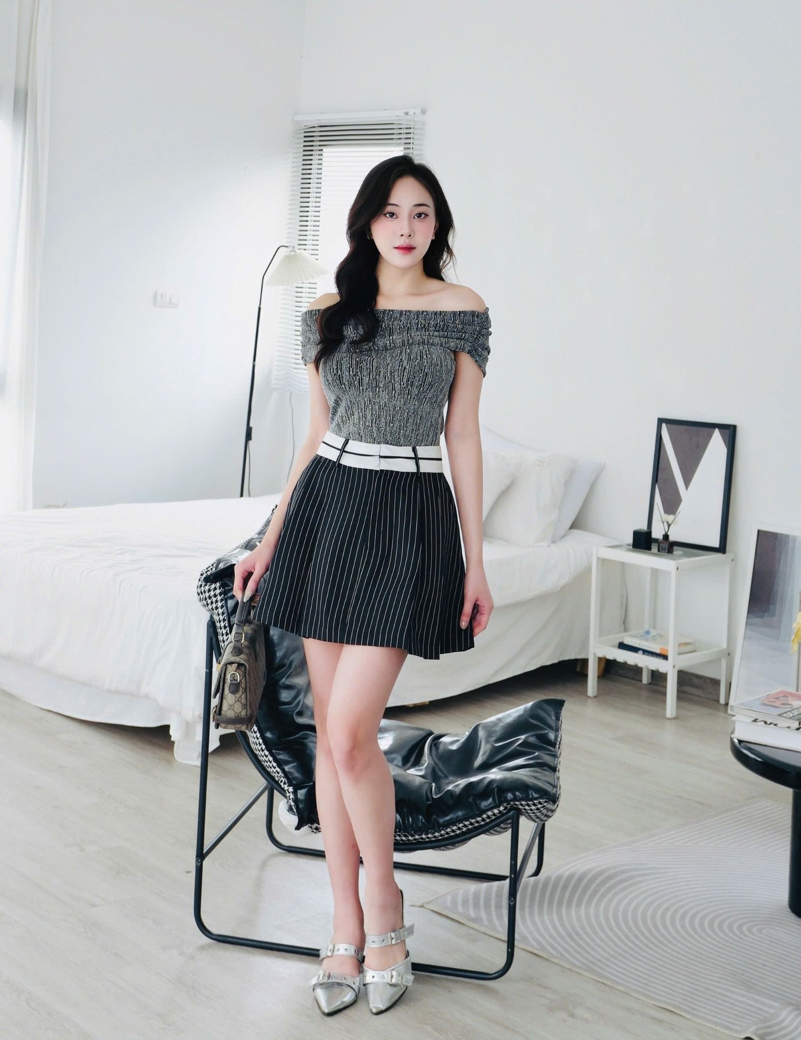  Áo TLT trễ vai nhũ bạc phối đính đá 