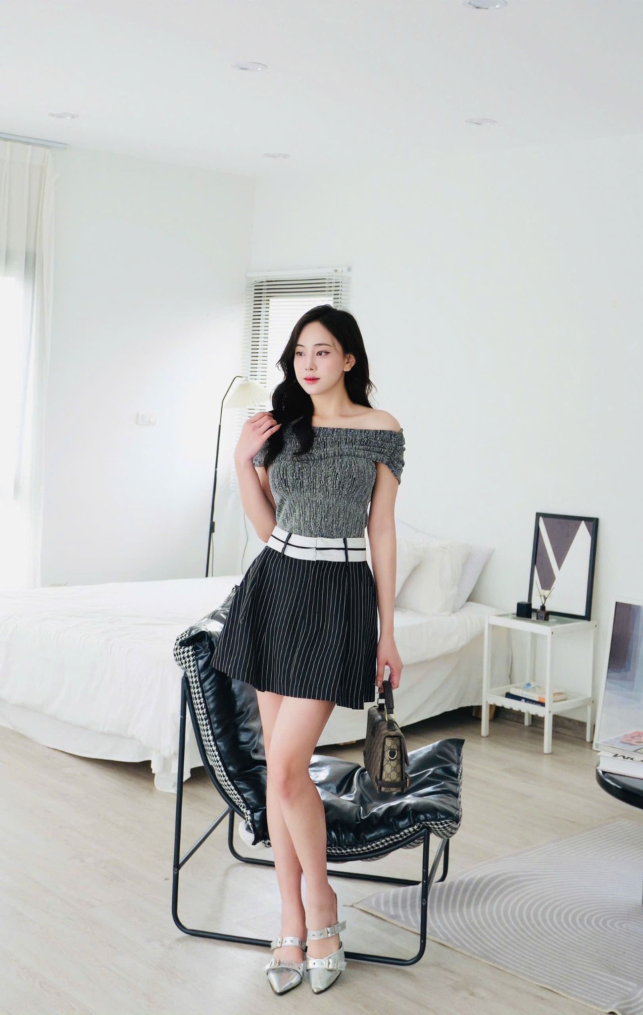  Áo TLT trễ vai nhũ bạc phối đính đá 