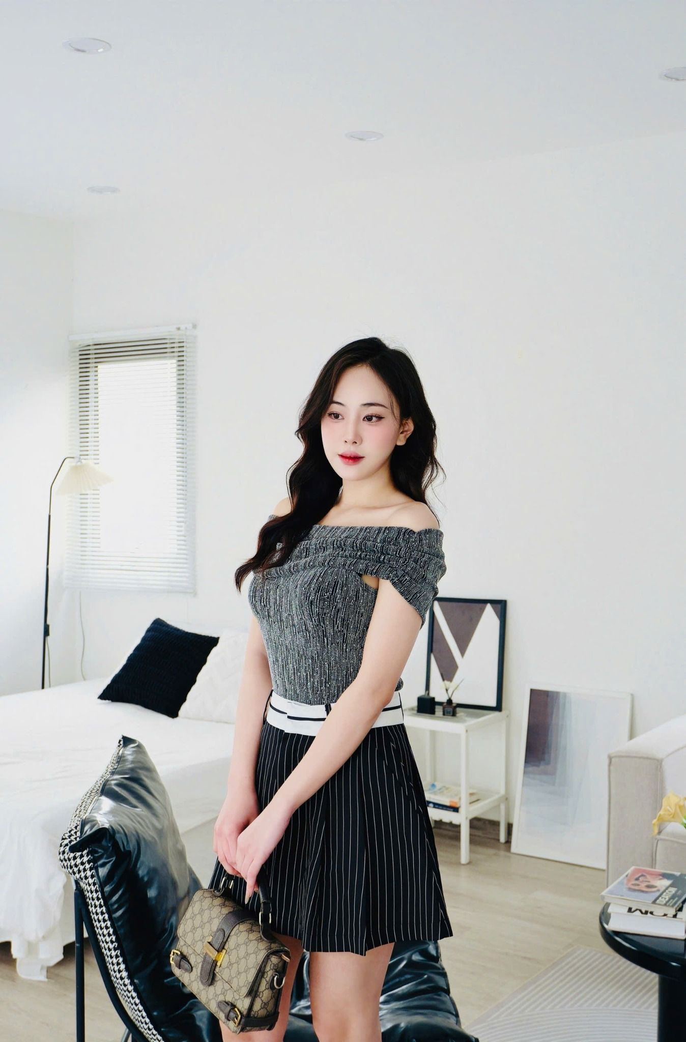  Áo TLT trễ vai nhũ bạc phối đính đá 