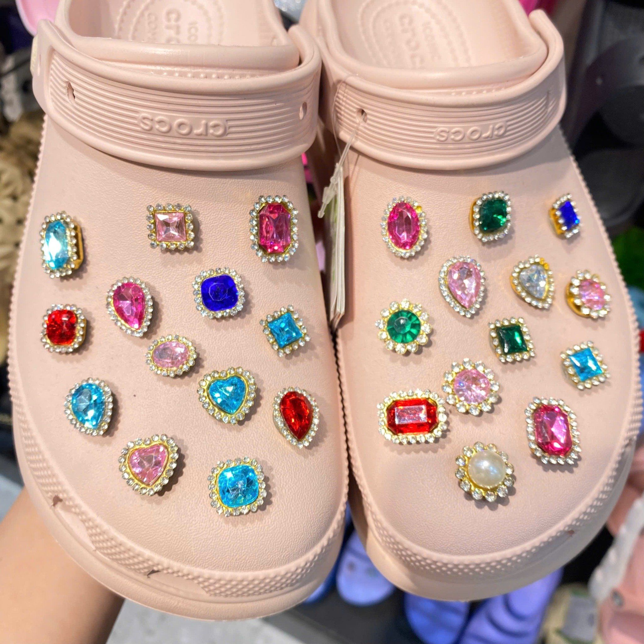  Jibbitz charms kim loại gắn dép cross 