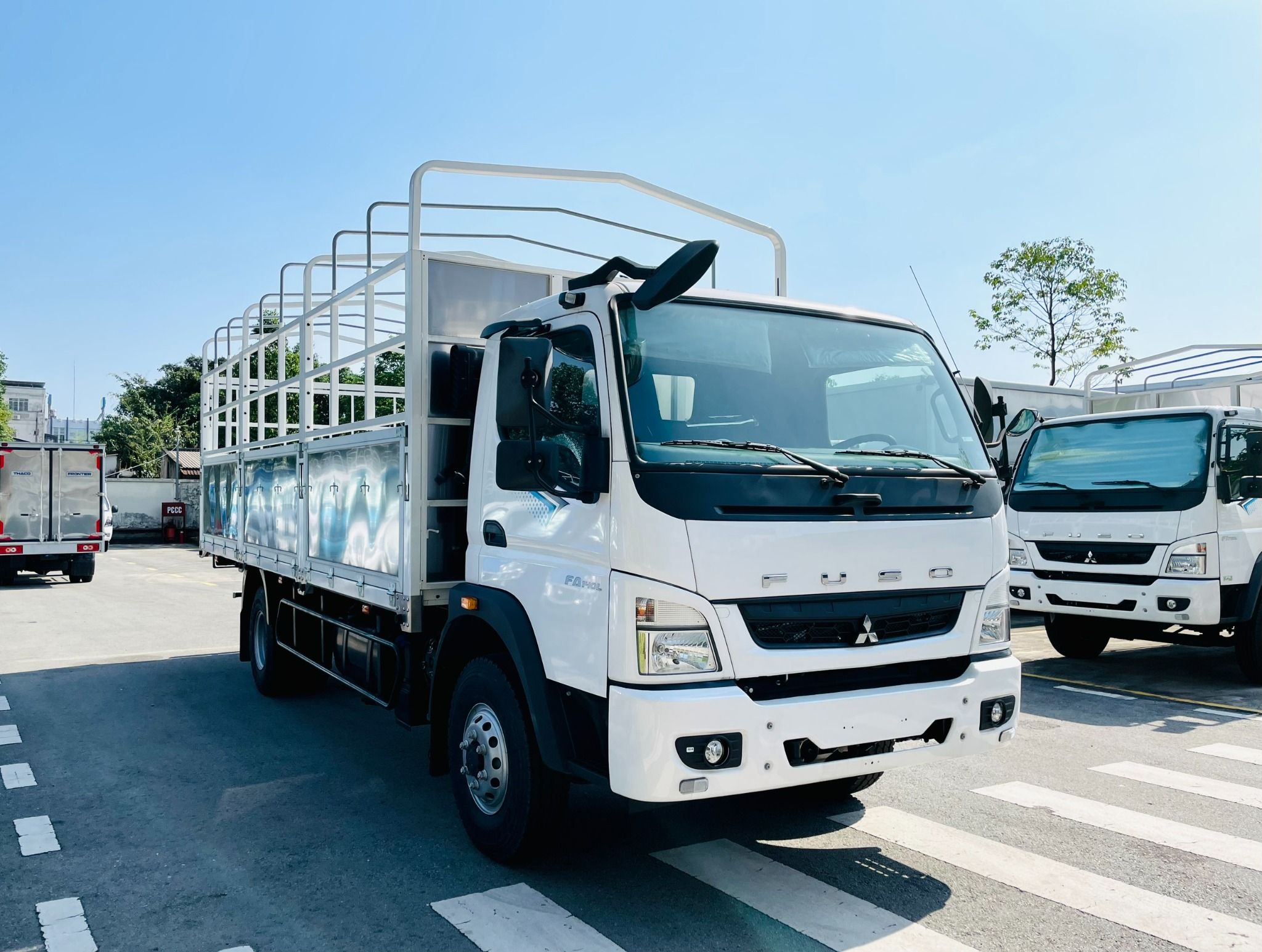 XE TẢI MITSUBISHI FUSO FA 140L THÙNG MUI BẠT DÀI 6.1M TẢI TRỌNG 6.5 TẤN