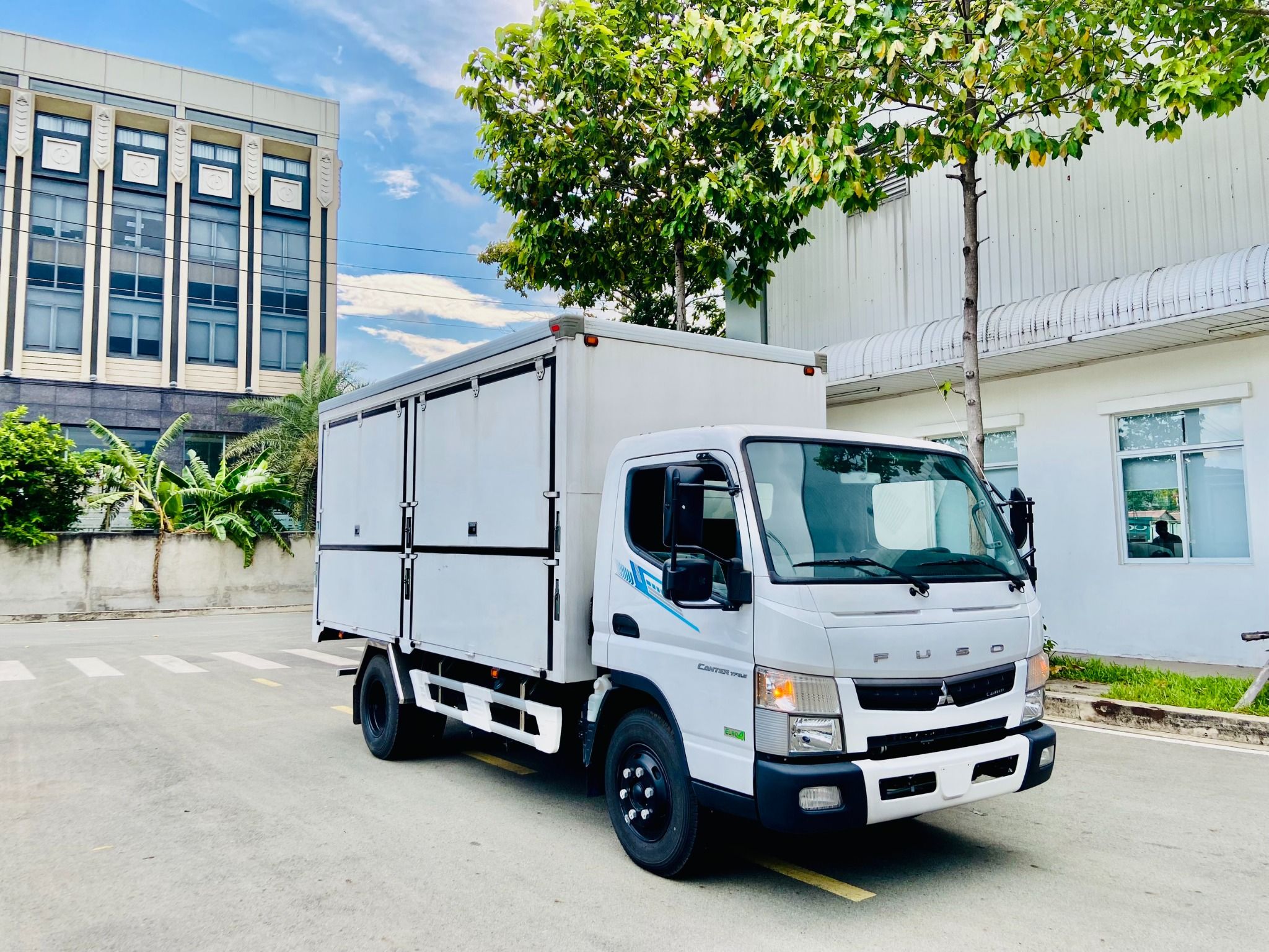 XE TẢI THÙNG KÍN | MITSUBISHI FUSO CANTER TF8.5 | THÙNG BÁN HÀNG LƯU ĐỘNG