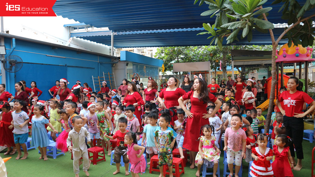 Các em nhỏ Trường Mầm Non Sao Mai phấn khích khi thấy ông già Noel