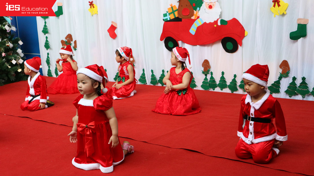 Các em nhỏ Trường Mầm Non Sao Mai phấn khích khi thấy ông già Noel - văn nghệ