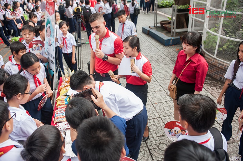 Học sinh trường Lạc Hồng hào hứng tham gia English Speaking Club cùng giáo viên bản ngữ IES 6