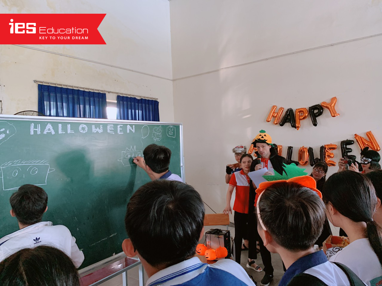 Bữa tiệc Halloween đầy ma mị tại trường THPT Võ Trường Toản - chơi tại các booth 3