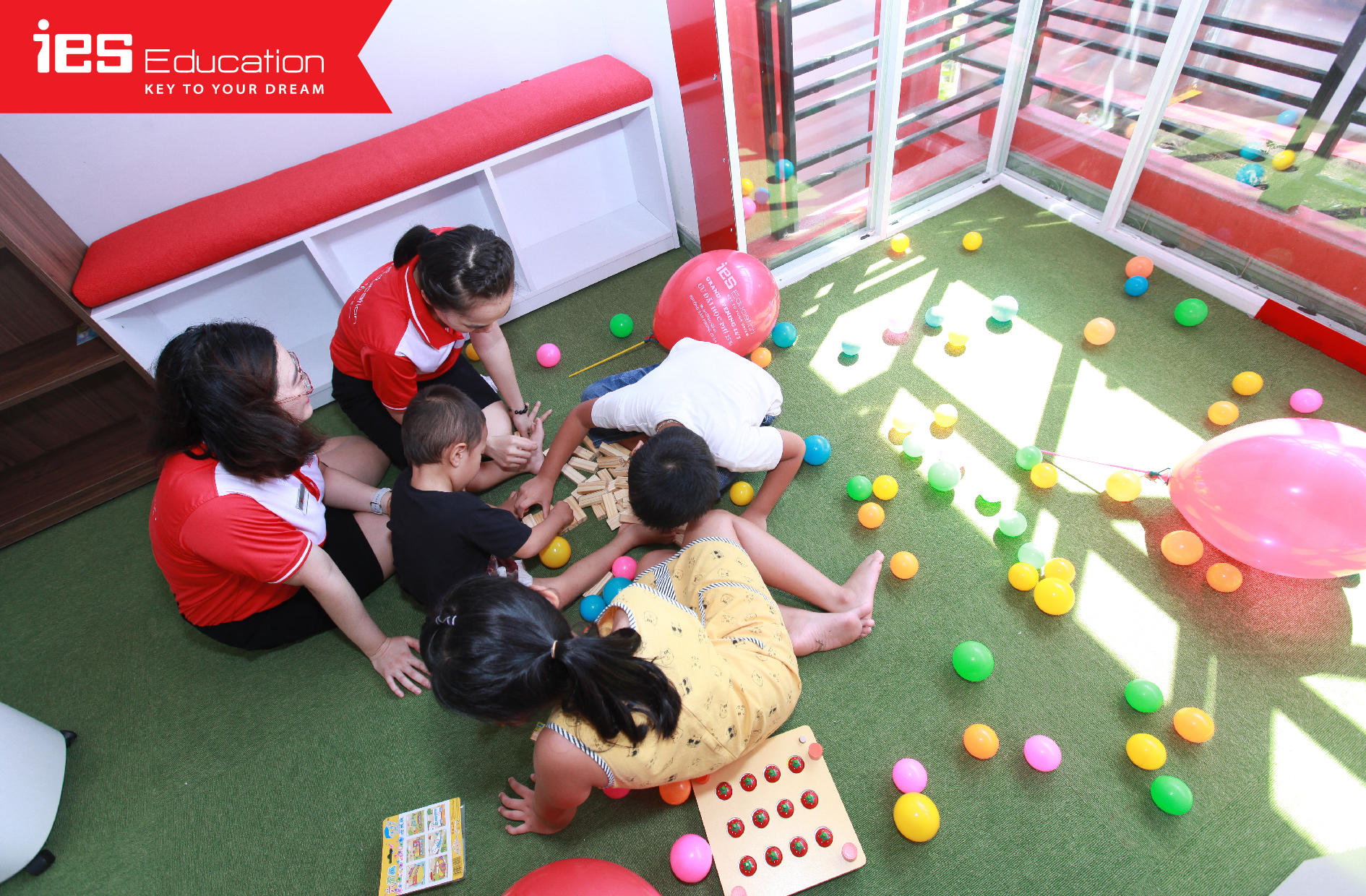 Một góc thư viện dành cho các học viên của IES - giáo viên ies chơi trờ chơi cùng học viên