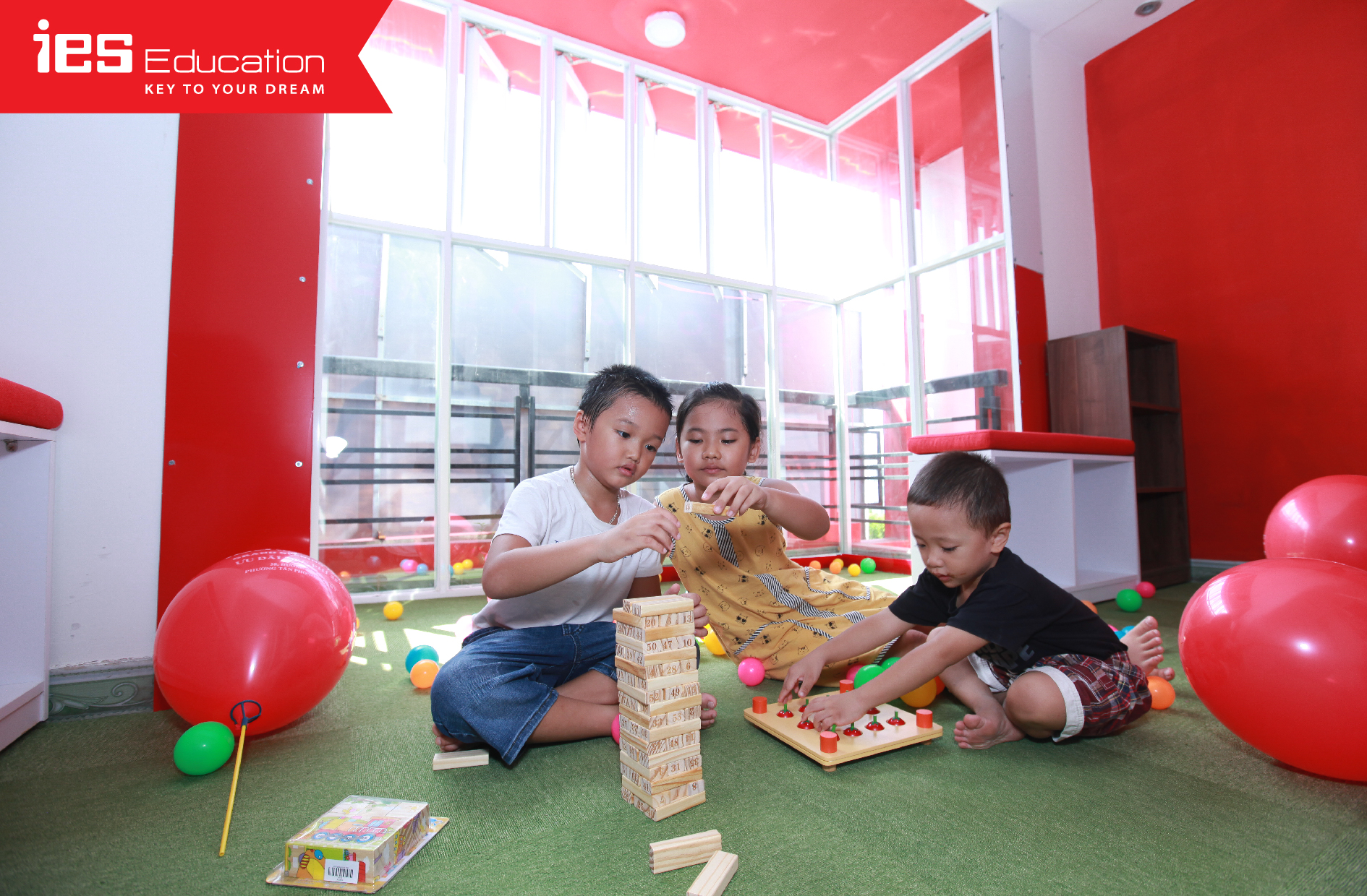 Một góc thư viện dành cho các học viên của IES - bé chơi các trò chơi trí tuệ