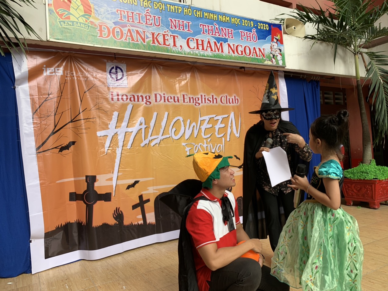 Các bạn nhỏ trường Hoàng Diệu thích thú với ngày hội Halloween của IES - trả lời câu hỏi tiếng Anh