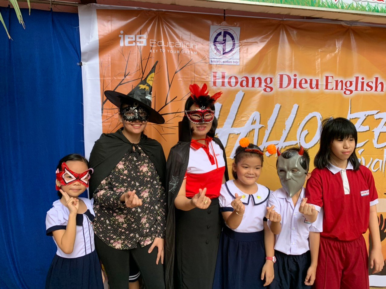 Các bạn nhỏ trường Hoàng Diệu thích thú với ngày hội Halloween của IES - học sinh chụp hình lưu niệm