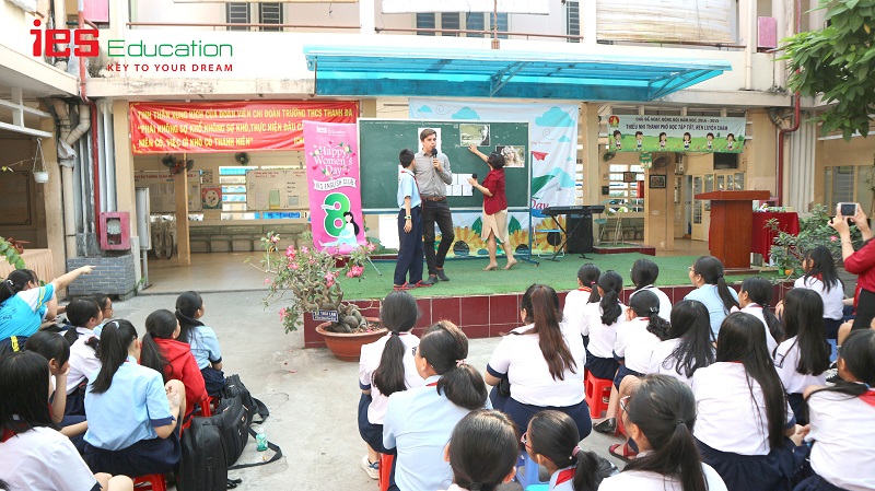 Học sinh trường THCS Thanh Đa tưng bừng chào mừng ngày 8/3 cùng giáo viên bản ngữ ies education 1