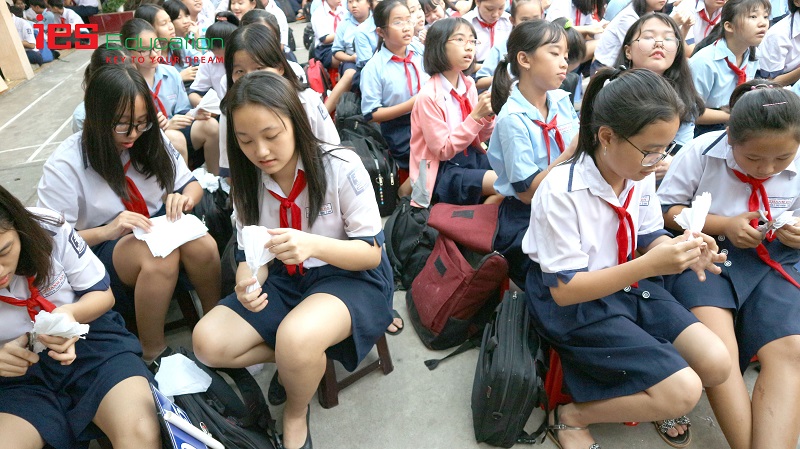 Học sinh trường THCS Thanh Đa tưng bừng chào mừng ngày 8/3 cùng giáo viên bản ngữ ies education 9