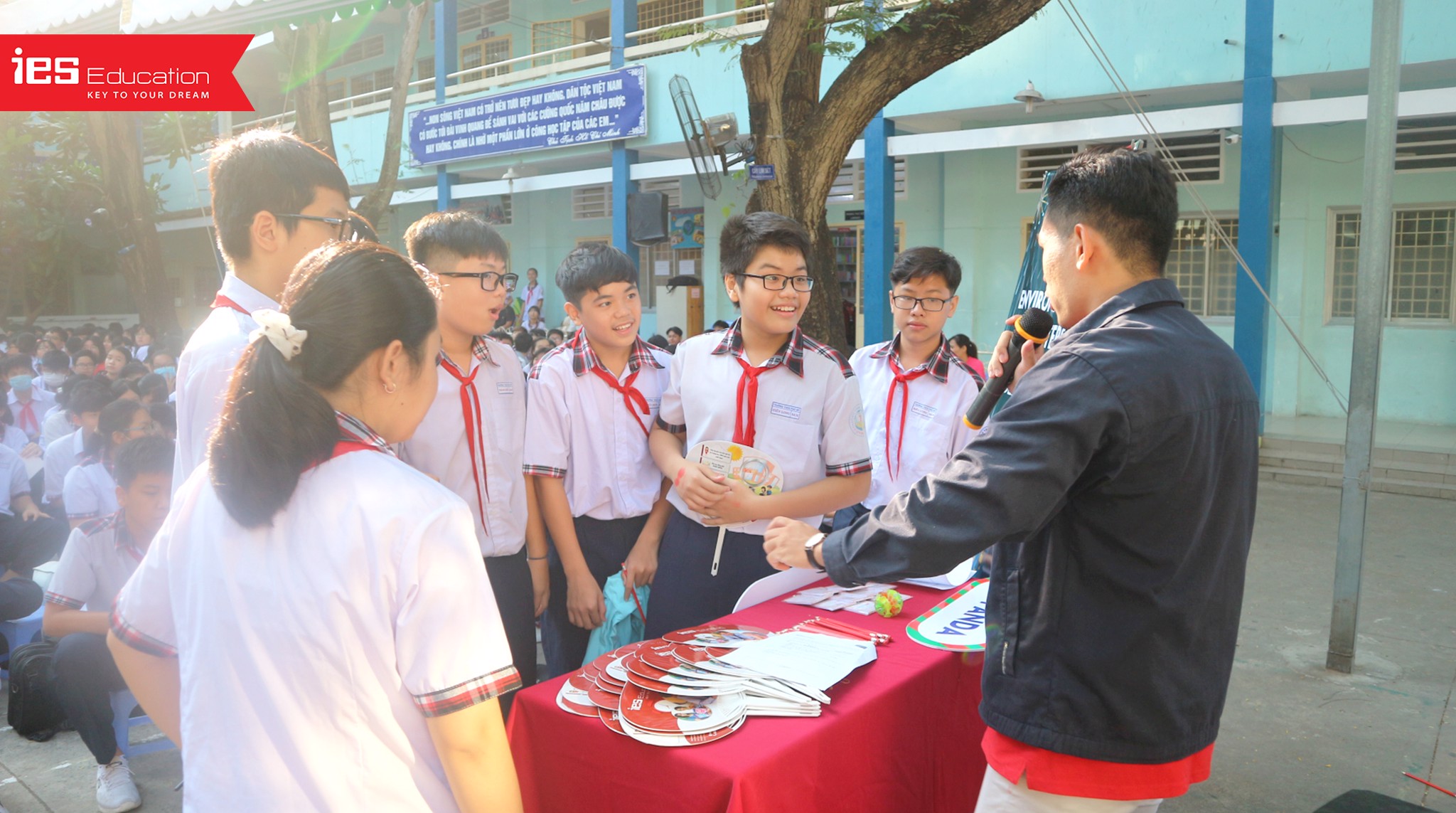 English Club - chủ đề thảm họa môi trường - IES Education