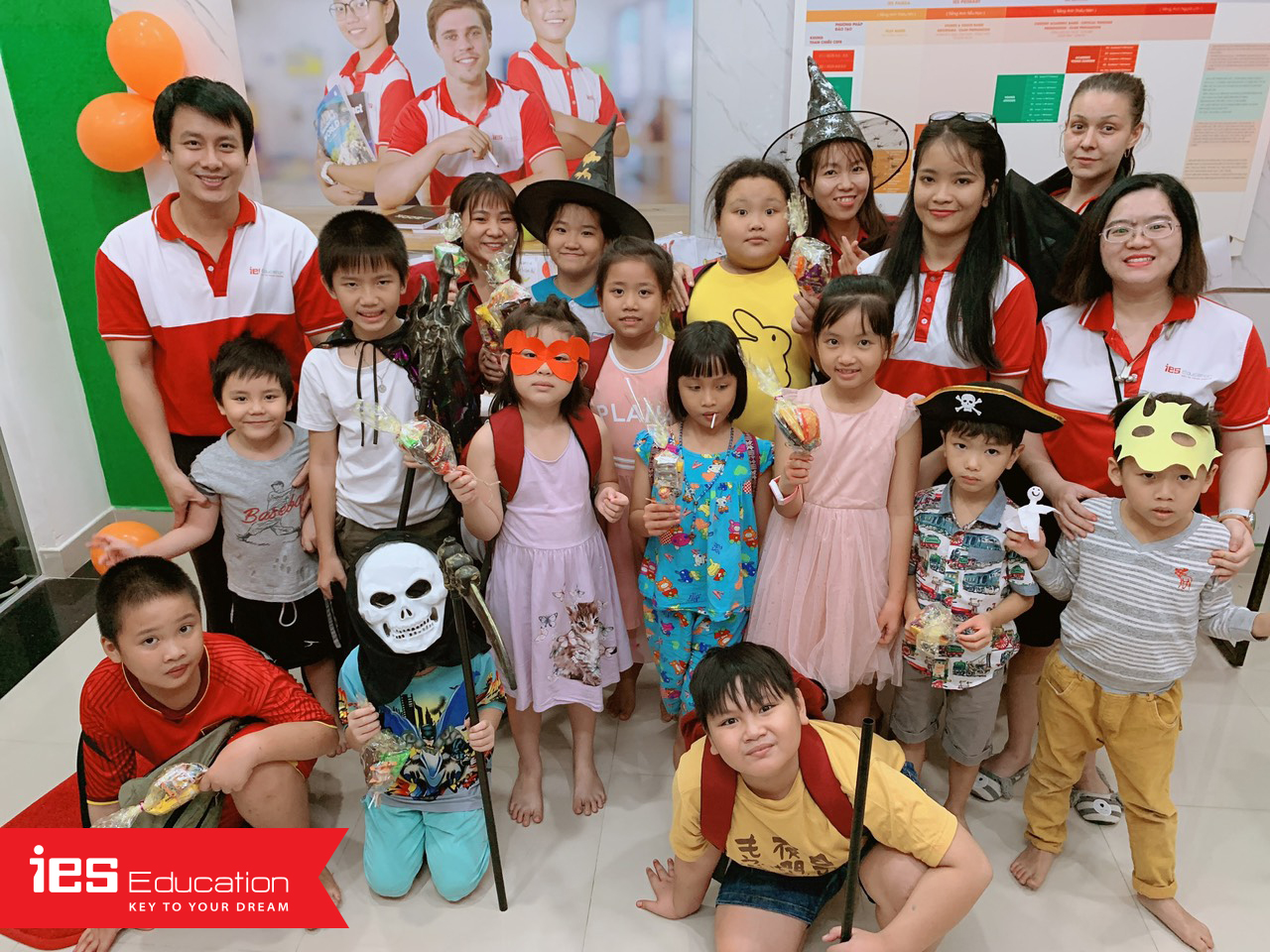 Halloween ma mị tại Trung tâm ngoại ngữ IES Education - chụp hình lưu niệm