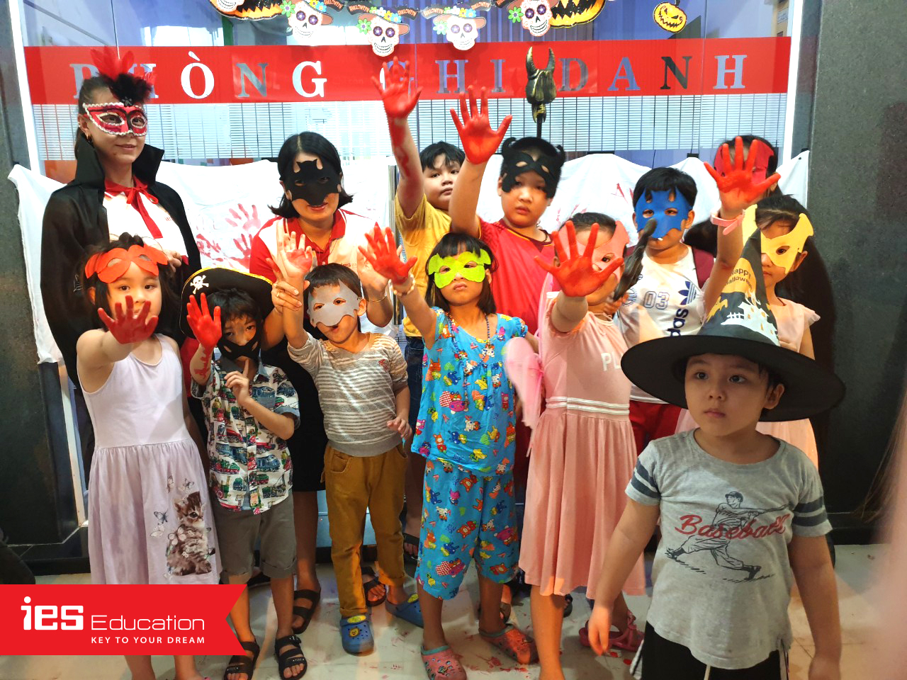 Halloween ma mị tại Trung tâm ngoại ngữ IES Education - các bạn nhỏ chơi trò halloween