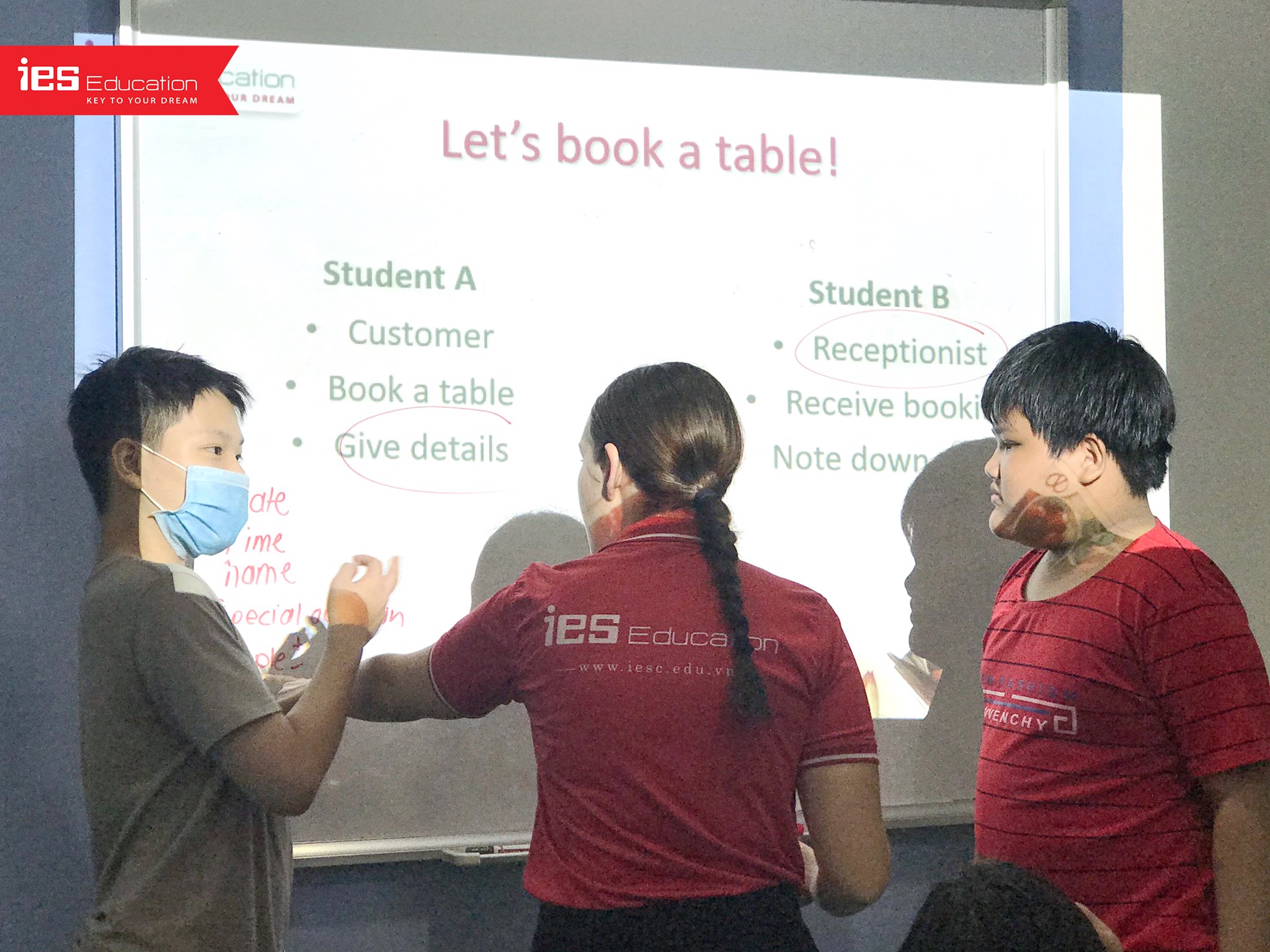 Học tiếng Anh với giáo viên bản ngữ - IES Education