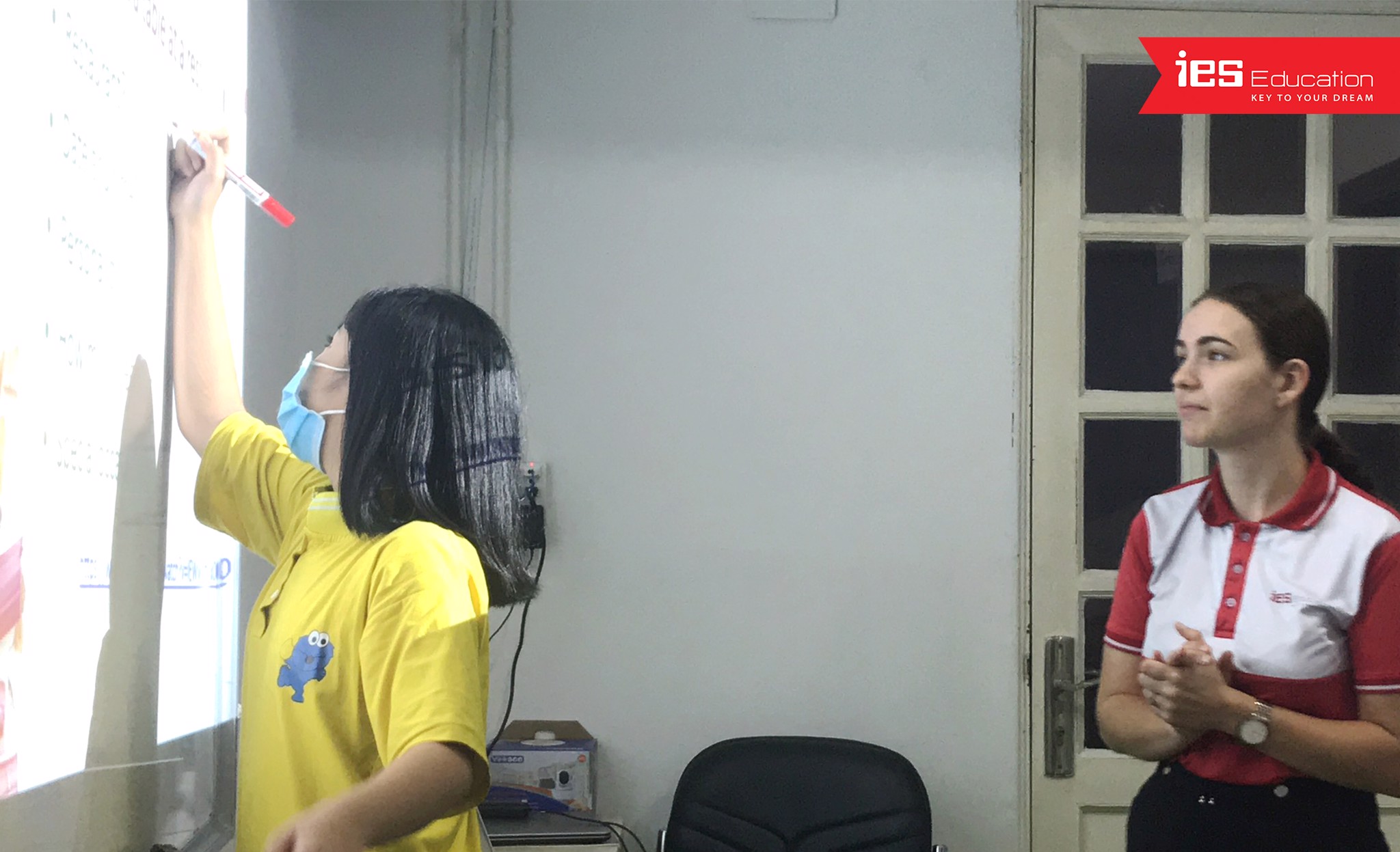 Học tiếng Anh với giáo viên bản ngữ - IES Education