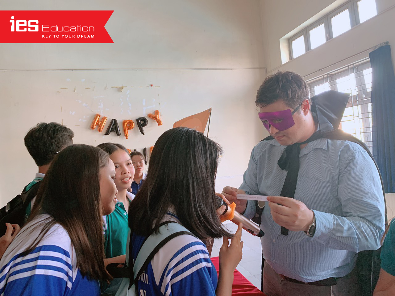 Bữa tiệc Halloween đầy ma mị tại trường THPT Võ Trường Toản - chơi tại các booth 2