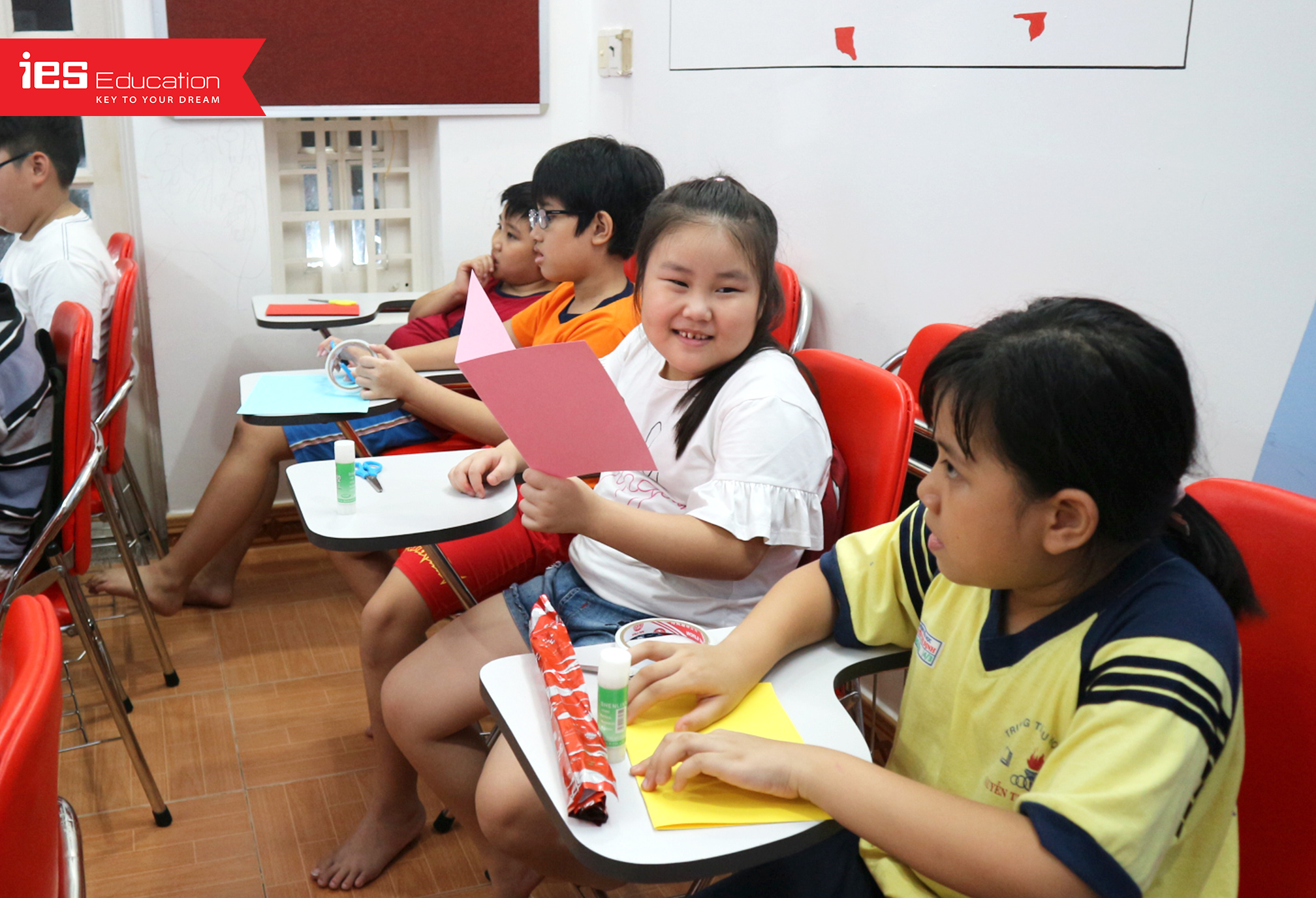 Làm thiệp tặng giáo viên mừng ngày 20/11-IES Education