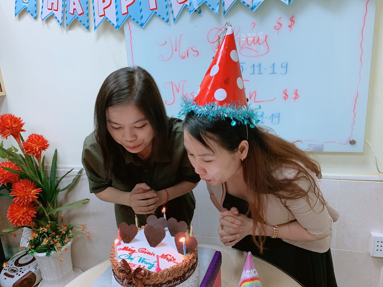 Mừng sinh nhật nhân viên IES tháng 11/2019 -thổi nến
