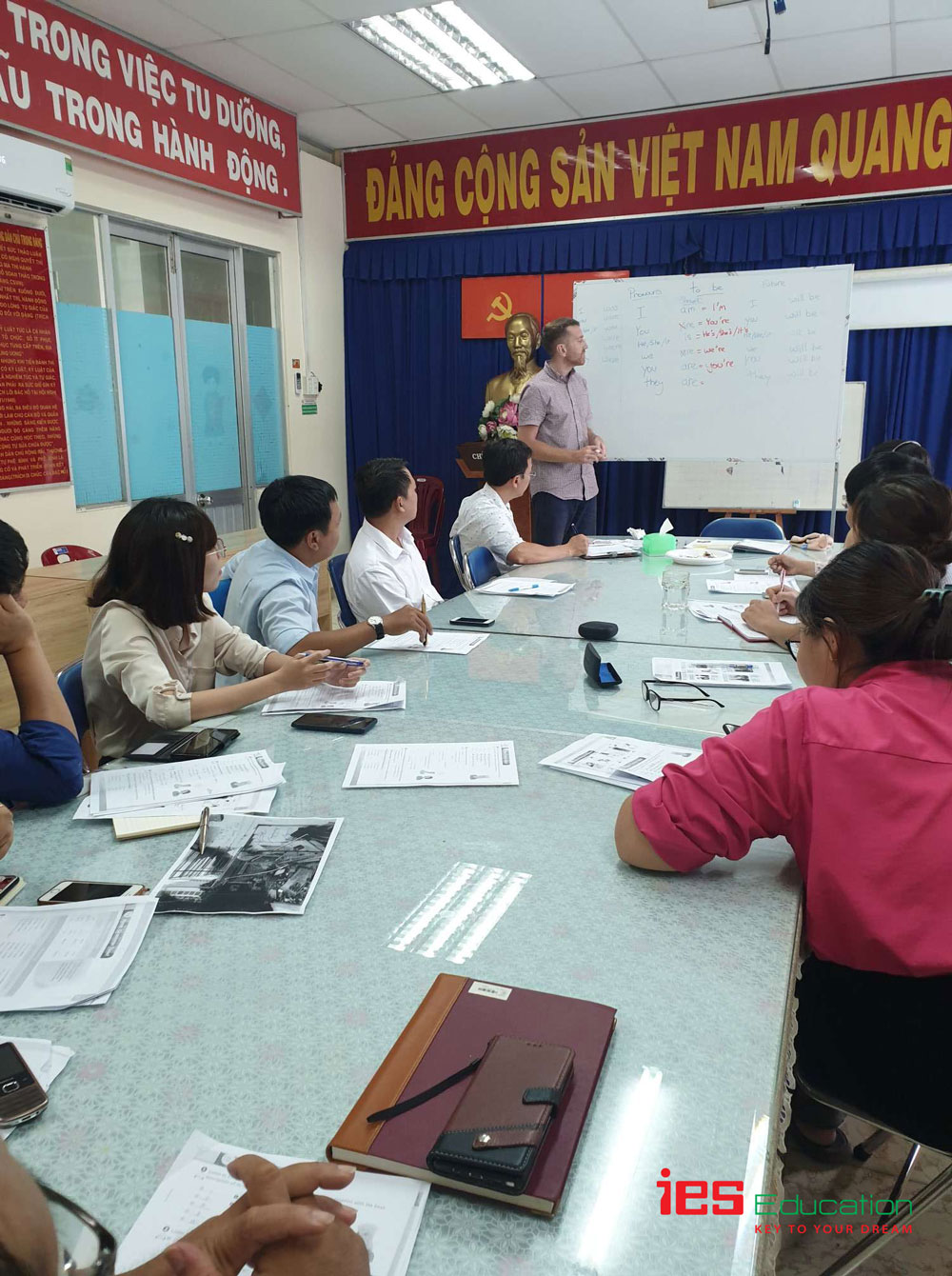 IES Education đào tạo tiếng Anh cho lãnh đạo và cán bộ công chức phường Tân Phong Quận 7 - 1