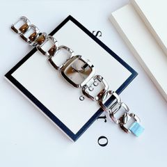  Đồng hồ thời trang Gucci dáng lắc vuông 