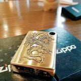 Bật lửa Zippo rồng mắt đỏ khắc lazer