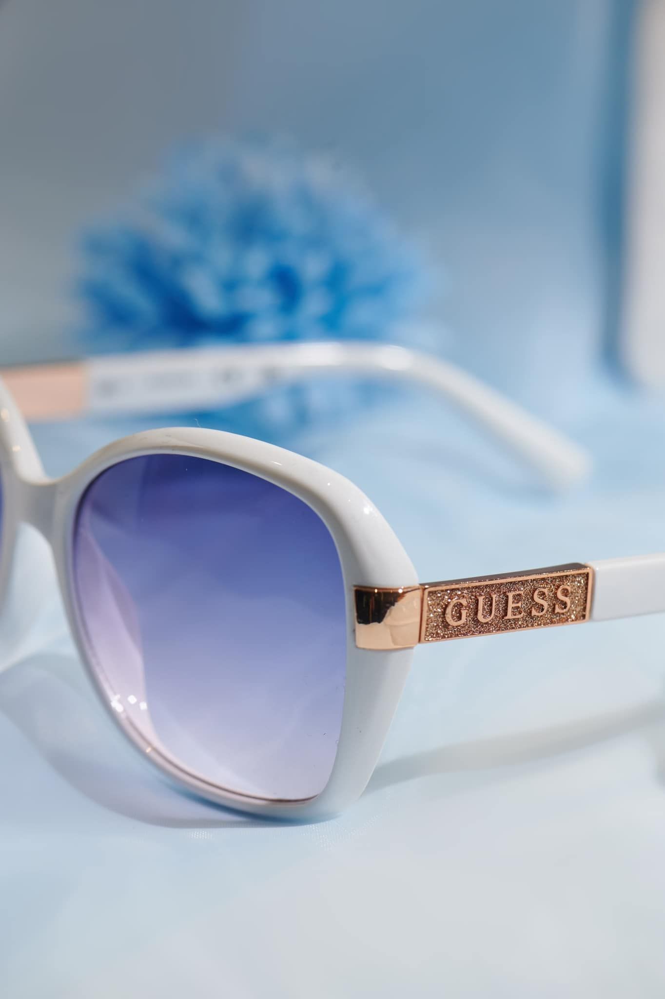 Kính thời trang Guess basic màu trắng