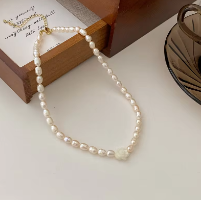 Vòng cổ nữ ngọc trai mạ vàng đính hoa hồng trắng