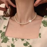 Vòng cổ nữ ngọc trai mạ vàng đính hoa hồng trắng