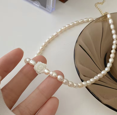Vòng cổ nữ ngọc trai mạ vàng đính hoa hồng trắng