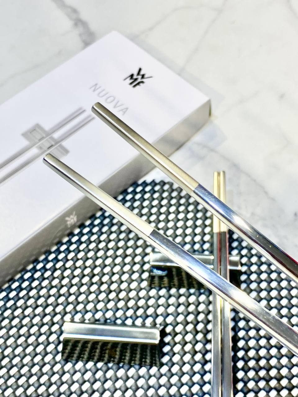 Bộ 2 đôi đũa WMF Nuova Chopsticks kèm gác đũa