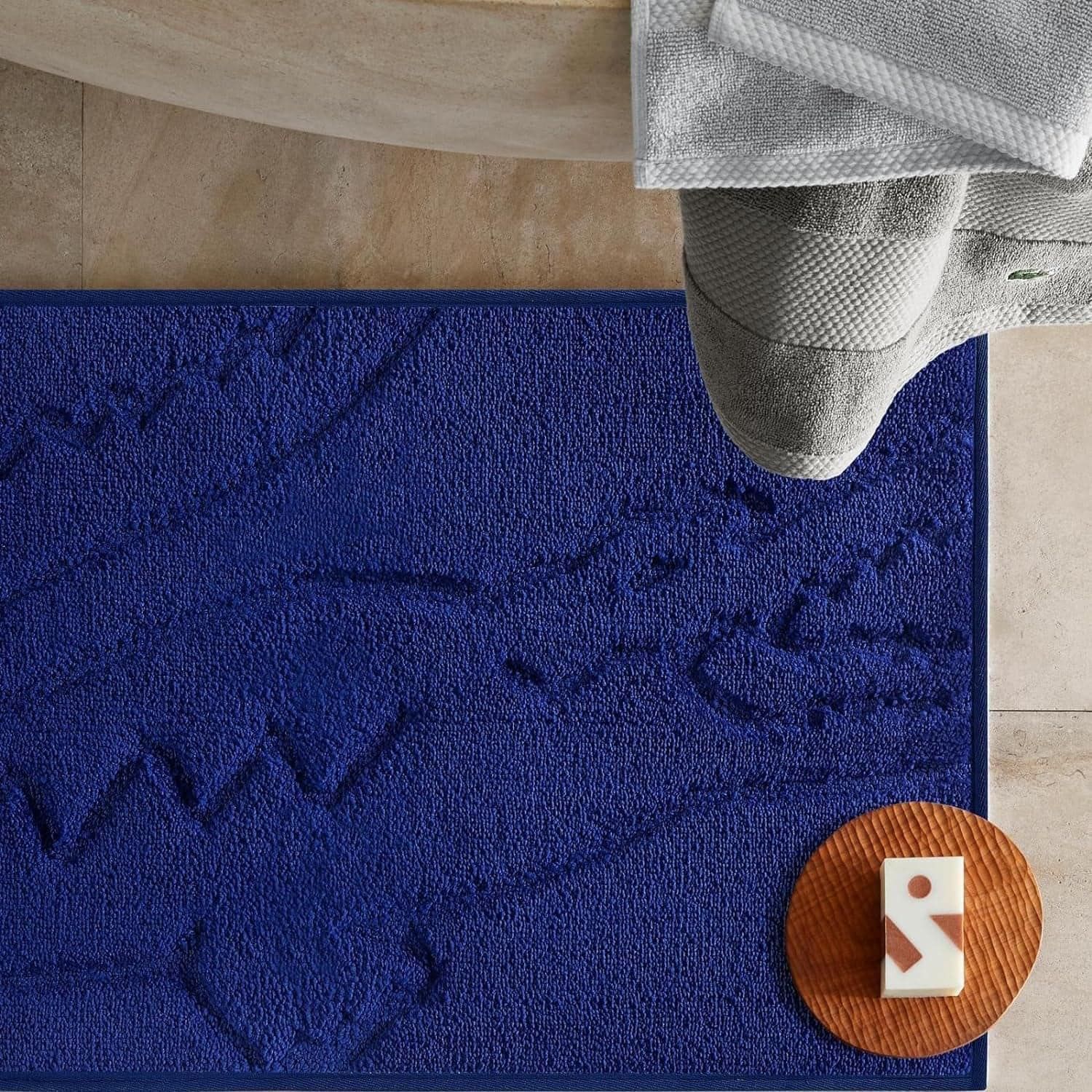 Thảm nhà tắm in hình logo cá sấu Lacoste