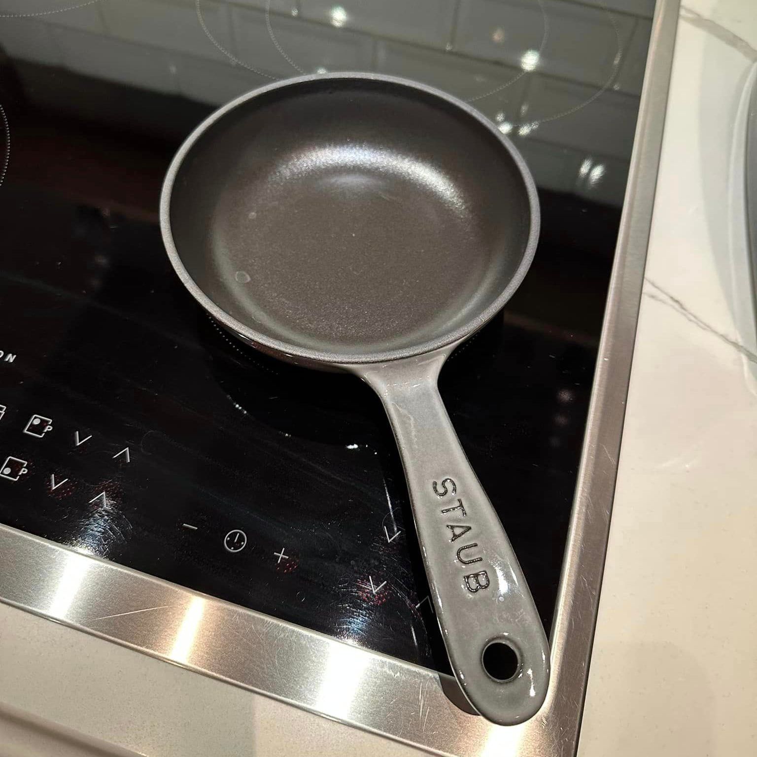 Chảo gang sâu lòng STAUB FRYING PAN CHE 16CM