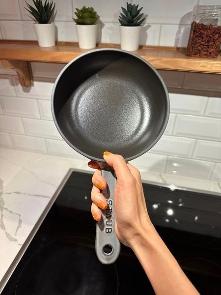 Chảo gang sâu lòng STAUB FRYING PAN CHE 16CM