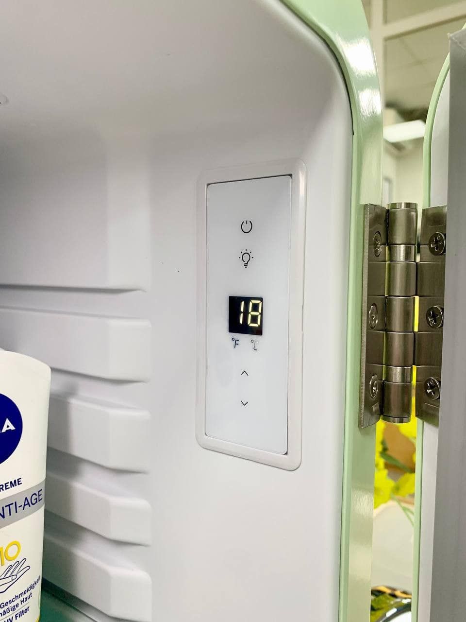 Tủ lạnh bảo quản mỹ phẩm HCK 48L Phần Lan