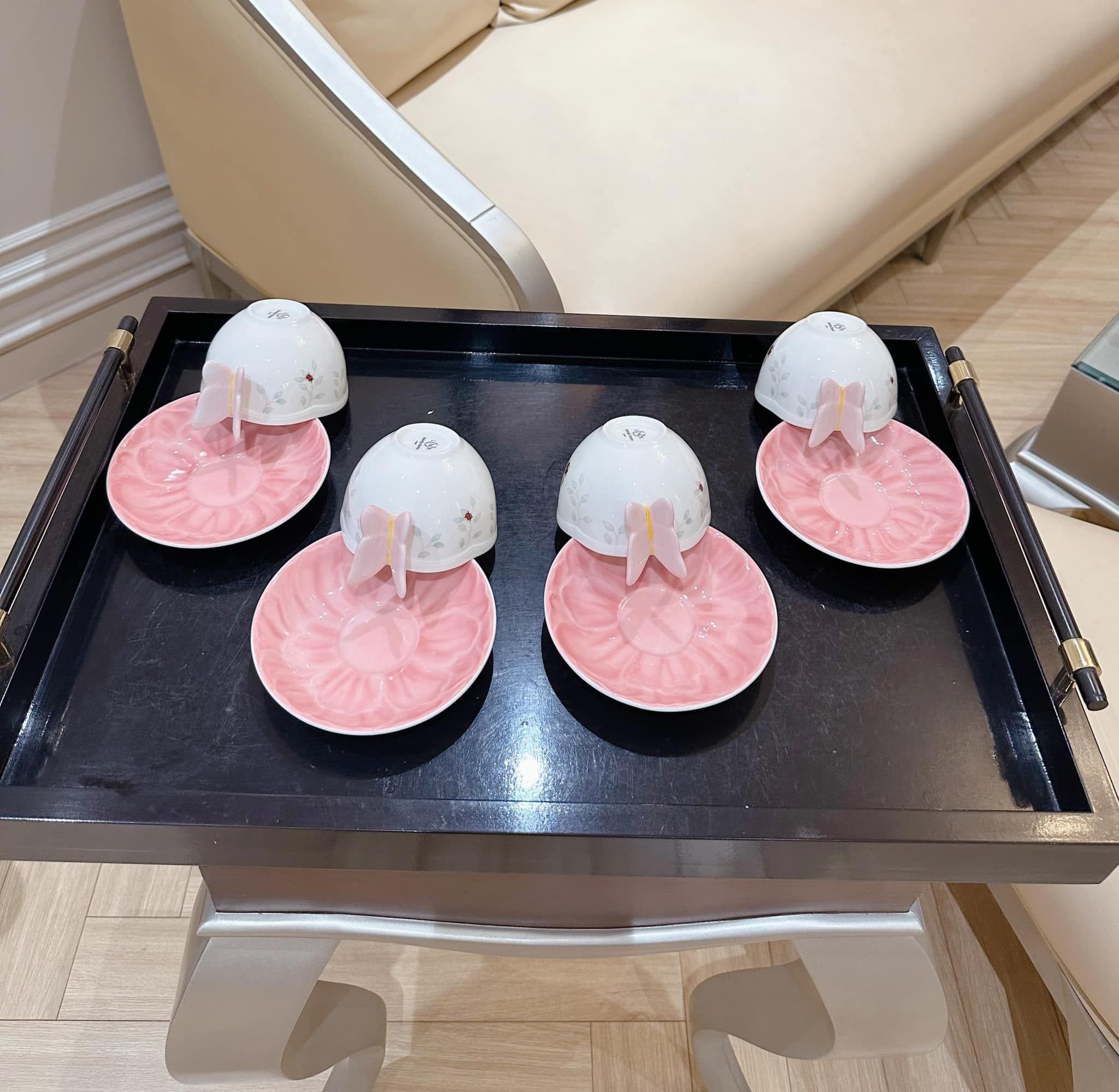 Bộ tách kèm đĩa lót Lenox Butterfly Meadow Figural màu hồng