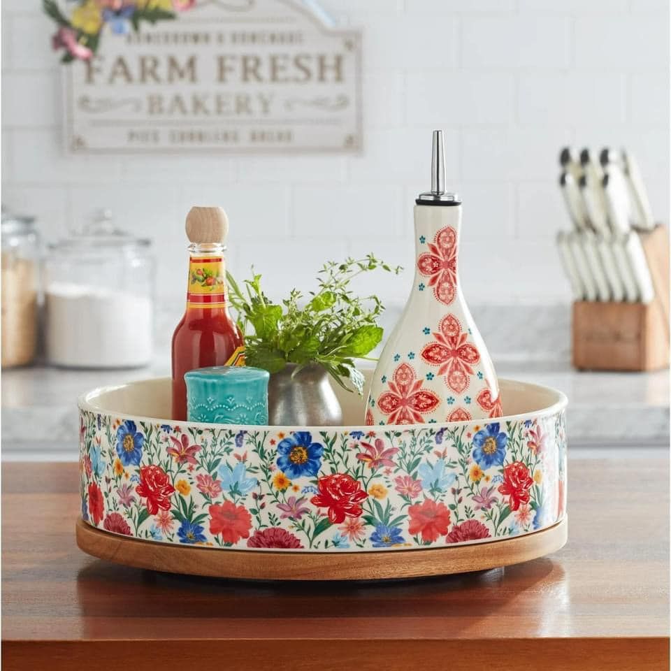 Khay sứ đế gỗ tròn xoay The Pioneer Woman Brilliant Blooms 32,5cm