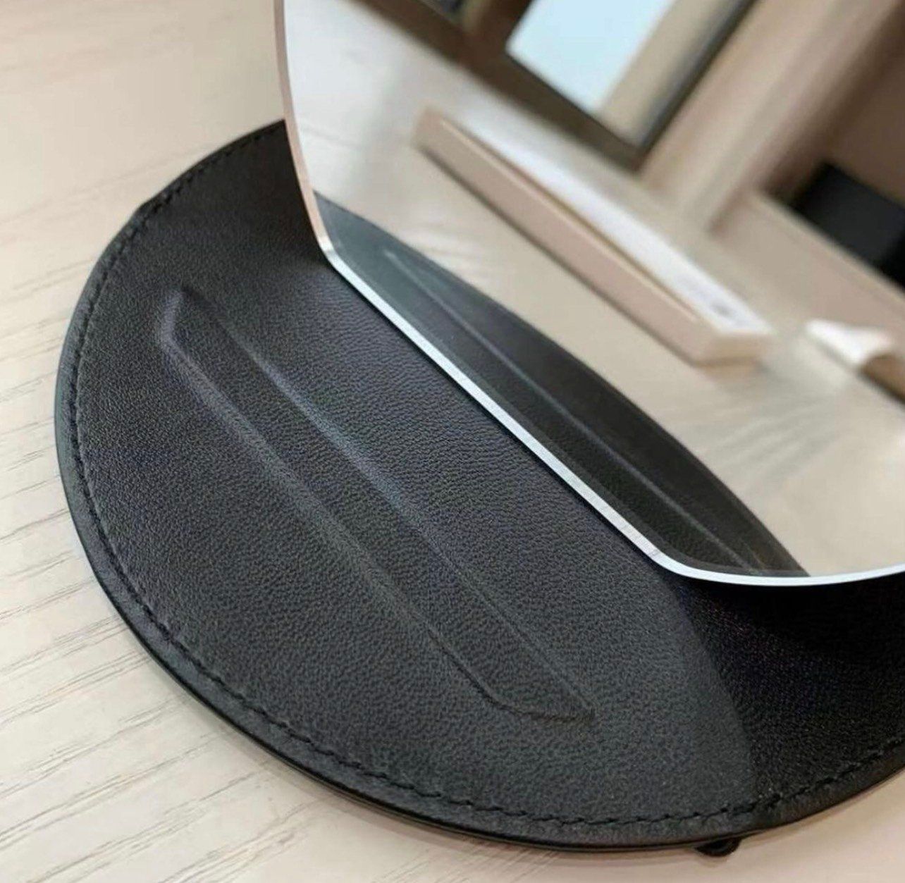 Gương gift để bàn Chanel