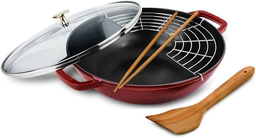 Chảo gang Staub Gusseisen Wok 30cm kèm giá róc mỡ